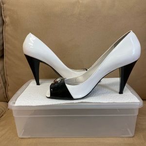 𝅺BCBGeneration Black/White Patent Leather Heel Sz 8.5